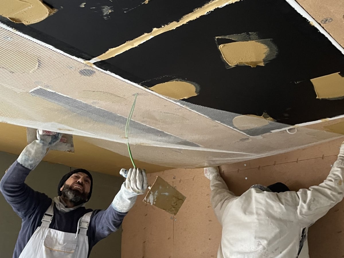 Carbon surface heating installation – Rebotherm Energy Installation of a Rebotherm carbon surface heating system on a drywall ceiling with a prepared electrical connection.